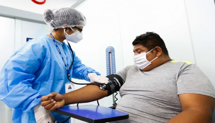 Puede detectarse fácilmente midiendo la tensión arterial, en casa o en un centro de salud. / Foto: Cortesía / La Opinión 
