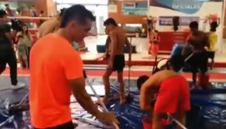 Jossimar Calvo 'sacando agua' en el coliseo Eustorgio Colmenares. 