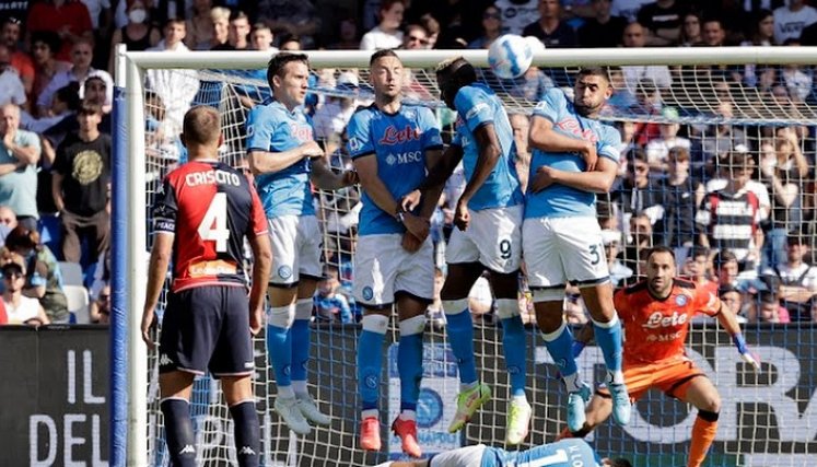 David Ospina (naranja) defendiendo el arco del Napoli