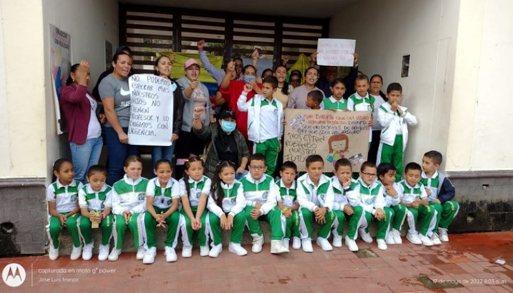Niños del Colegio Cayetano Franco Pinzón del municipio de San Calixto adelantaron una jornada de protesta por la falta de maestro en la básica primaria. / Foto: Cortesía / La Opinión 