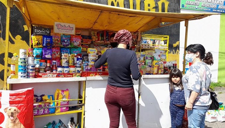 Pie de foto: Aunque se eliminó la medida del pico y cédula para cruzar por los puentes internacionales, las personas prefieren seguir comprando en el Táchira. / Foto: Anggy Polanco / La Opinión
