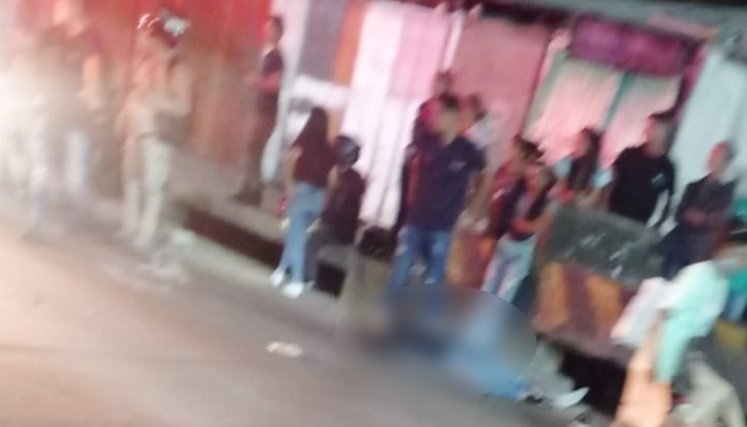 La pareja quedó a un costado del muro de contención del puente.