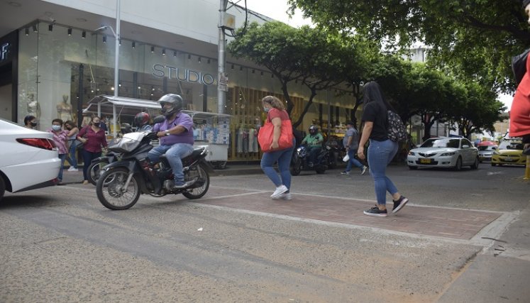 Los únicos cruces de este proyecto con adoquín en la calle 10, son los que están presentando daños. / Foto: Pablo Castillo/La Opinión