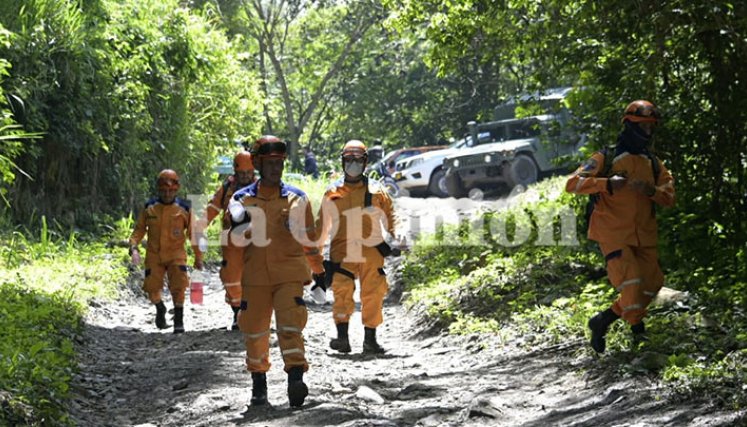 La Defensa Civil también ayuda en el rescate.