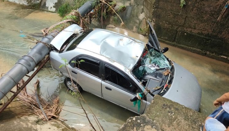 Un tubo impidió que el automotor siguiera siendo arrastrado por la corriente del canal.