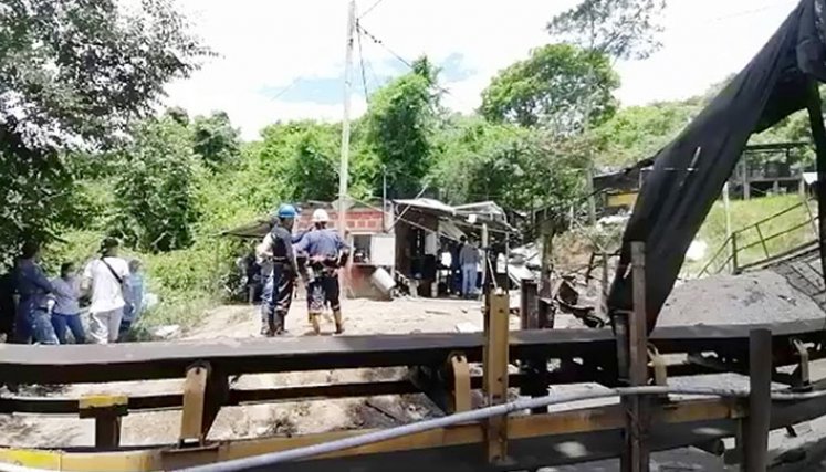 En la mina ya hay varios organismos de socorro estudiando el terreno para rescatar a los hombres atrapados. / Foto Cortesía