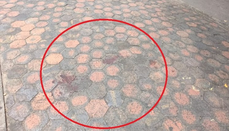 La víctima quedó varios minutos en el separador desangrándose.