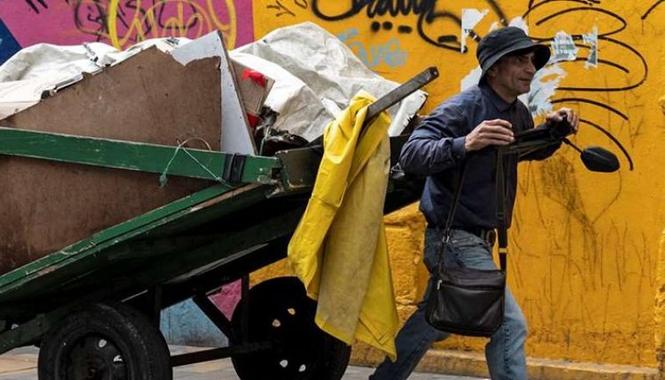 Reciclaje callejero, el rostro de la pobreza y la miseria en Colombia./Foto: AFP