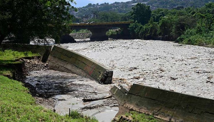 En este tramo del río que pasa por El Malecón este muro se partió en dos./Foto Jorge Gutiérrez/La Opinión