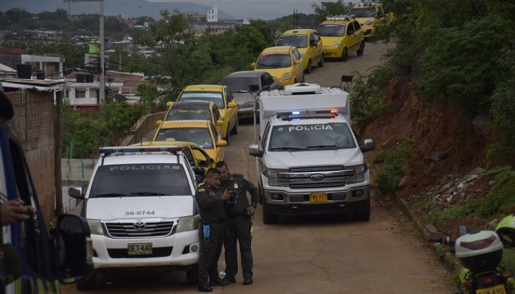 Varios taxistas acudieron al sitio del hecho y buscaron a los responsables.