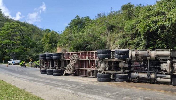 Tractomula cargada con carbón se volteó en la vía Ocaña-Ábrego