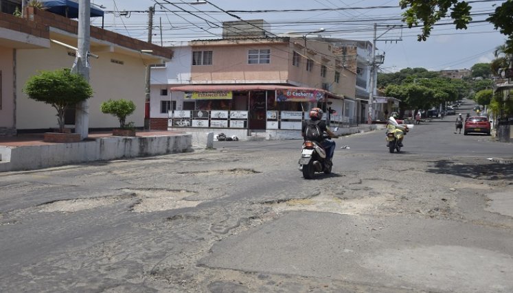 Las vías en mal estado del barrio El Contento, preocupan a la comunidad y a líderes comunales. /Foto: Pablo Castillo/La Opinión