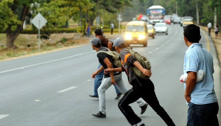 Muchos peatones sufren accidentes por no respetar las señales de tránsito. / Foto: Jorge Gutiérrez / La Opinión 