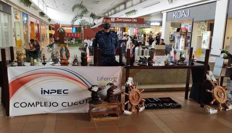 Artesanías elaboradas por los presos de la Cárcel Modelo fueron vendidas este sábado en el centro comercial Unicentro
