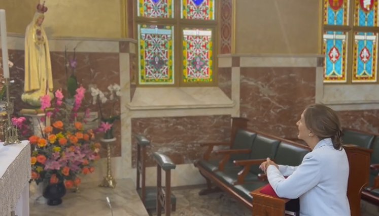 De rodillas, Ingrid Betancourt le pidió perdón a la Virgen María por declaraciones de Rodolfo Hernández