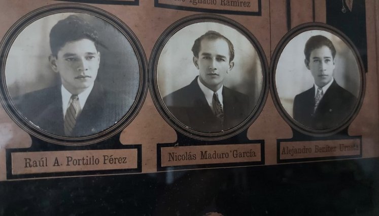 En el museo del colegio nacional José Eusebio Caro de Ocaña se encuentra el mosaico donde aparece como graduando del año 1947 el padre de Nicolás Maduro.