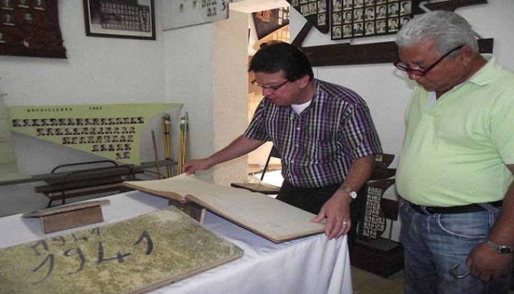 En el museo del colegio nacional José Eusebio Caro de Ocaña se encuentra el mosaico donde aparece como graduando del año 1947 el padre de Nicolás Maduro.