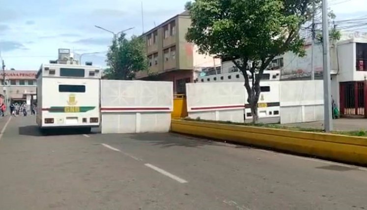 Valla metálica en la frontera