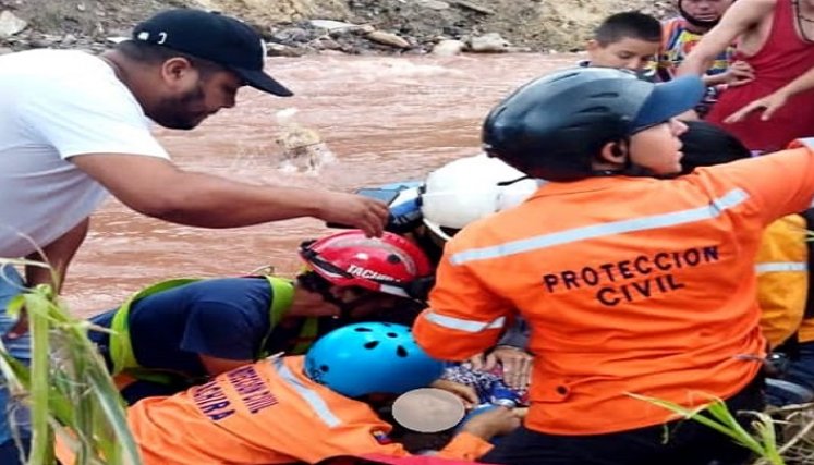 Rescatistas de Protección Civil Táchira reanimando al niño de 3 años 