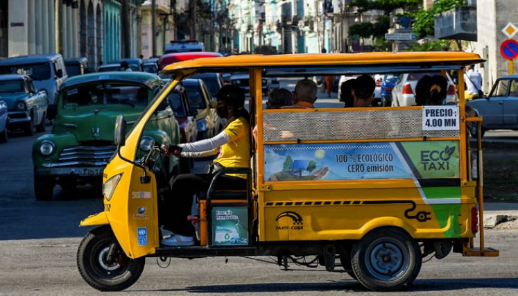 Carros eléctricos empiezan a desplazar a viejos automóviles 