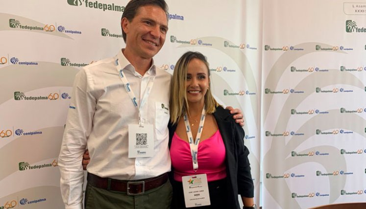 Eigny Johana Garza, Premio Mujer Palmera Colaboradora, junto al presidente de Fedepalma