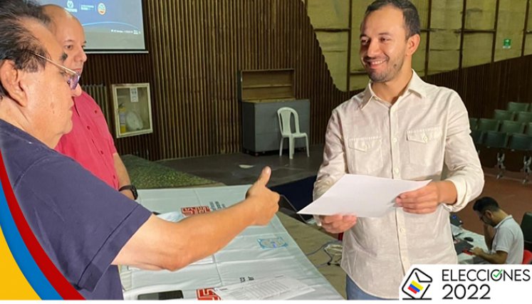 Desde finales de marzo, Diógenes Quintero porta la credencial como representante de las víctimas del conflicto armado del Catatumbo. / Foto: suministrada