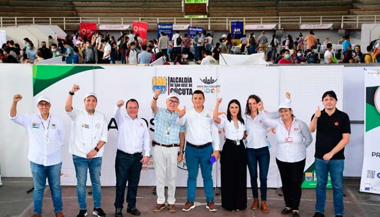 La alcaldía lideró la jornada de empleo en el colegio Municipal./Foto cortesía