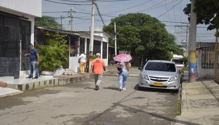 Las vías en la paralela de la avenida Kennedy están en pésimo estado. / Foto: Pablo Castillo/La Opinión