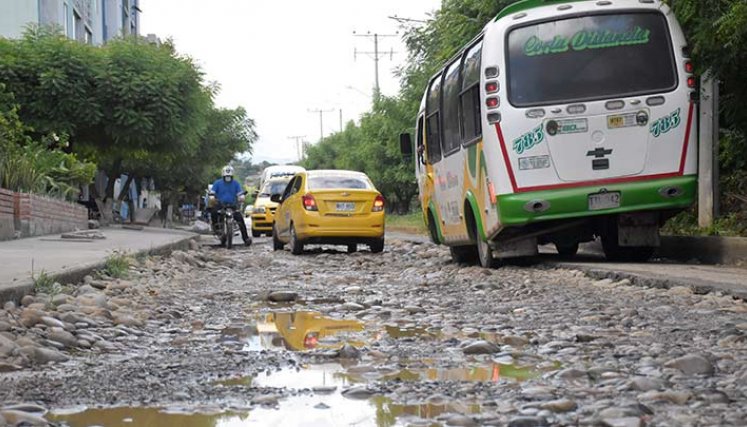 La calle principal de la urbanización Los Estoraque fue destrozada por las lluvias/Foto Pablo Castillo/La Opinión