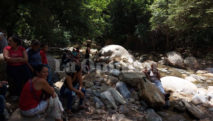 Familiares de mineros atrapados no pierden la esperanza de que estén vivos