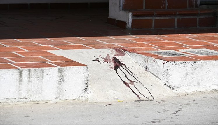 En el frente de la casa quedó un rastro de sangre de la víctima.