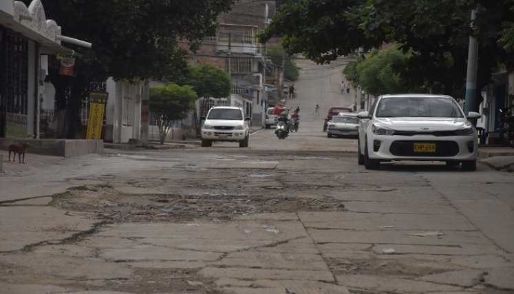 En este barrio hay vías sin pavimentar y otras que tienen pavimento el cual está en pésimo estado. /Foto: Pablo Castillo/La Opinión