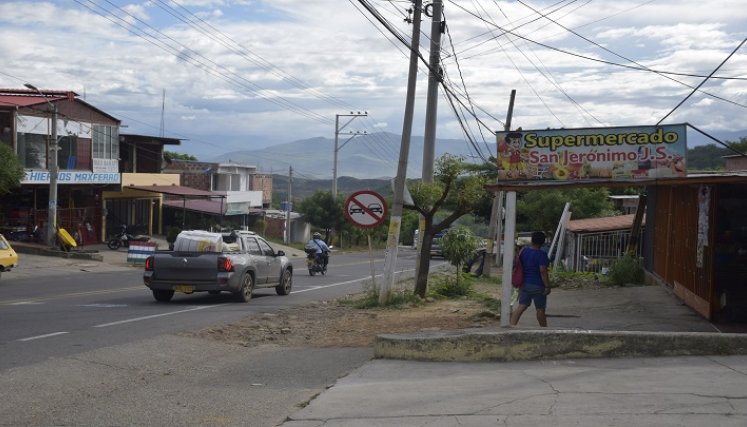 El barrio tiene solo una entrada principal por el anillo vial, la alterna está en pésimo estado. / Fotos: Pablo Castillo/La Opinión
