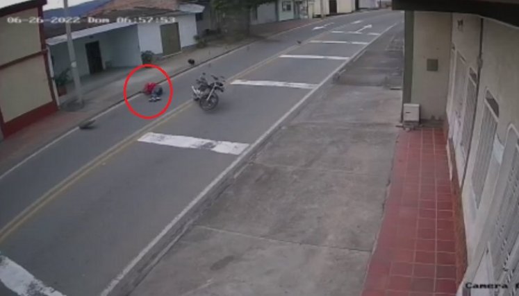 Video de una cámara de seguridad que registra el hecho.