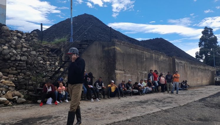 Mineros de Lobatera exigen que dejen trabajar a la empresa privada que les compra el carbón. / Foto: Anggy Polanco / La Opinión