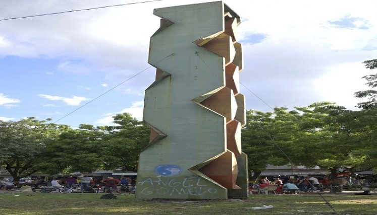Obra de arte del paque lineal se convirtió en baño de indigentes