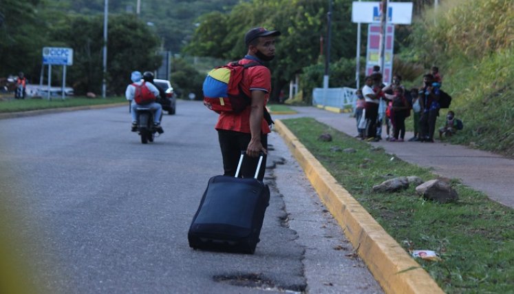 Por las carreteras del Táchira se siguen viendo a caminantes en dirección a la frontera colombo venezolana. Foto cortesía Jhonny Parra / La Opinión      Zona de los archivos adjuntos  Anggy Polanco <anggy17polanco@gmail.com> Adjuntos 16:59 (hace 4 horas) para marinaramirezr   Zona de los archivos adjuntos