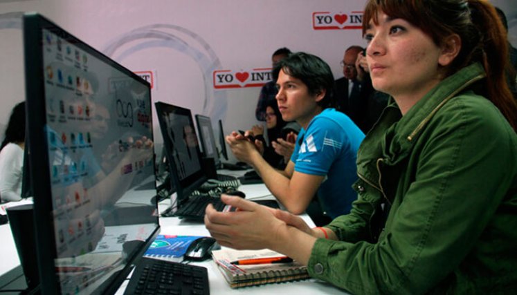 El informe sobre el Índice de Pobreza Multidimensional reveló que el costo del servicio de internet dificulta su acceso. / Foto: Colprensa