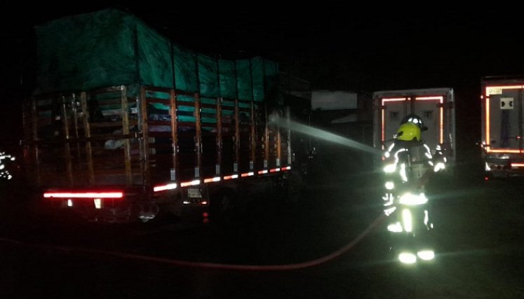 Emergencia en camión con toneladas de basuras que venían para Cúcuta./Foto: cortesía