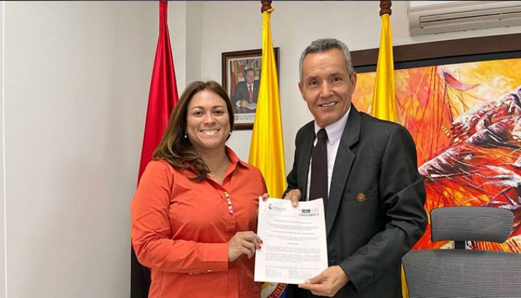La superintendente Natasha Avendaño y el alcalde Carlos Julio Socha. / Foto: Cortesía