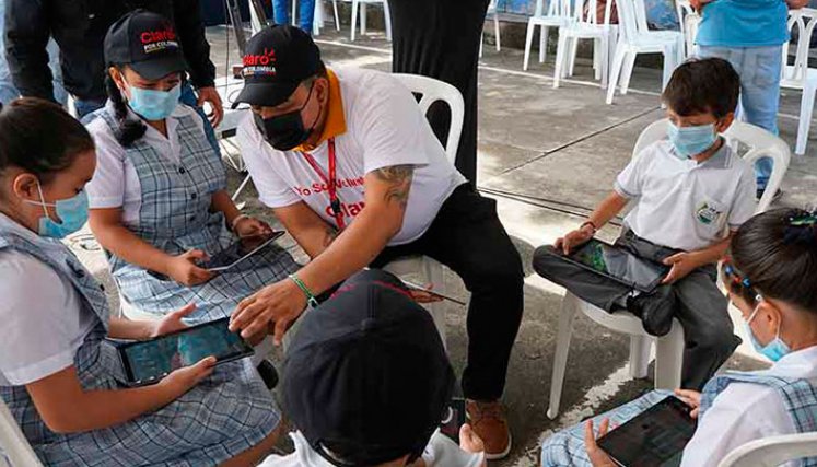 ‘Escuelas Conectadas’ es una iniciativa que busca que los niños y adolescentes accedan a contenidos educativos, virtuales y gratuitos para fortalecer sus habilidades y conocimientos.