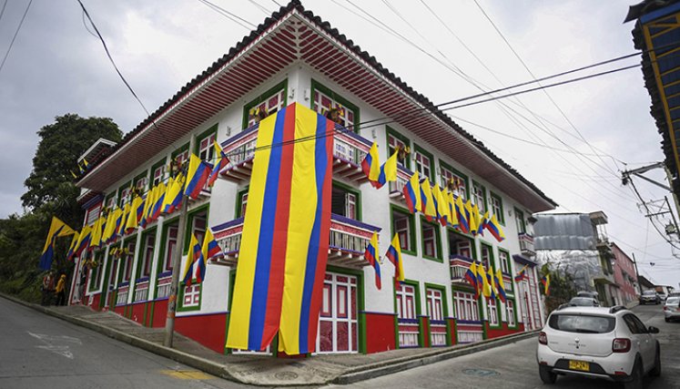 Filandia, el pueblo de Colombia que sonríe por el dólar fuerte de las remesas./Foto: AFP