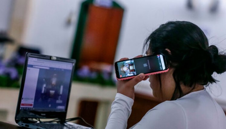 Disminuyó el promedio de horas en el uso de internet y el 69,6%  de las personas tiene celular, según datos revelados por el DANE. / Foto: Colprensa
