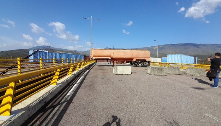 Más de 10 contenedores bloquean el Puente Tienditas del lado venezolano. / Foto: Anggy Polanco / La Opinión
