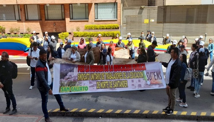 Cientos de docentes del Catatumbo llegaron a Bogotá para unirse al plantón. / Foto: Cortesía / La Opinión 