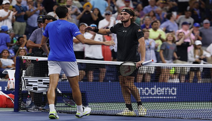 Daniel Galán y el momento de la felicitación por parte del tenista griego Stefanos Tsitsipas.