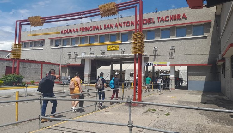 Ciudadanos esperan que la apertura de frontera se dé en el mes de octubre. / Foto :Anggy Polanco / La Opinión  
