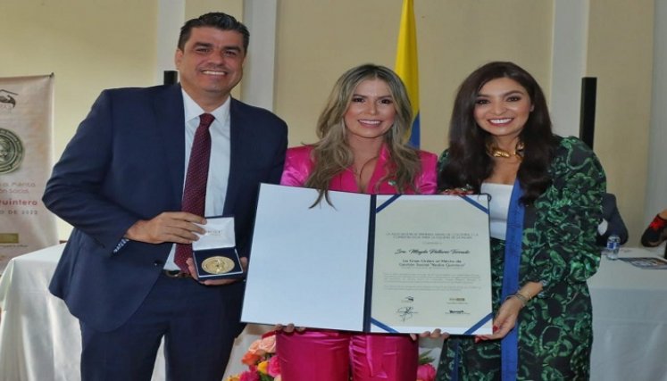 En julio Magda Pallares recibió una condecoración de las directivas de Asodamas Nacional y el Congreso de la República. / Foto: Cortesía