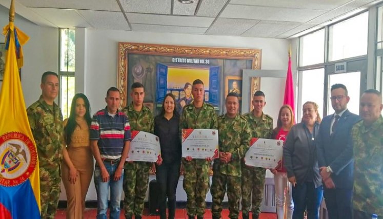 Soldados recibieron becas para cursar estudios superiores