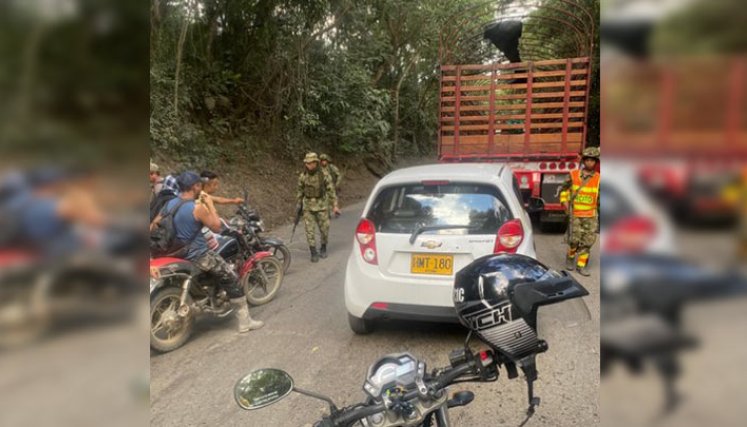 Vía a Ocaña permanece cerrada por posibles explosivos./ Foto: cortesía